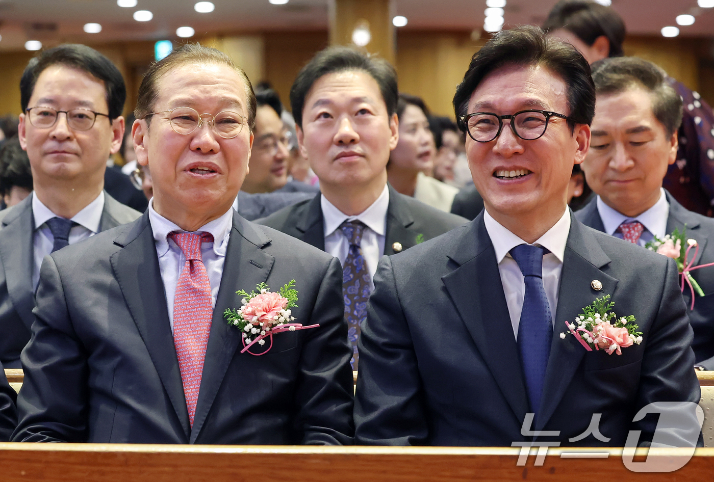 (서울=뉴스1) 민경석 기자 = 권영세 국민의힘 비상대책위원장(왼쪽)과 김민석 더불어민주당 최고위원이 20일 오후 서울 강남구 광림교회에서 열린 '2025 한국교회 부활절 연합예배 …