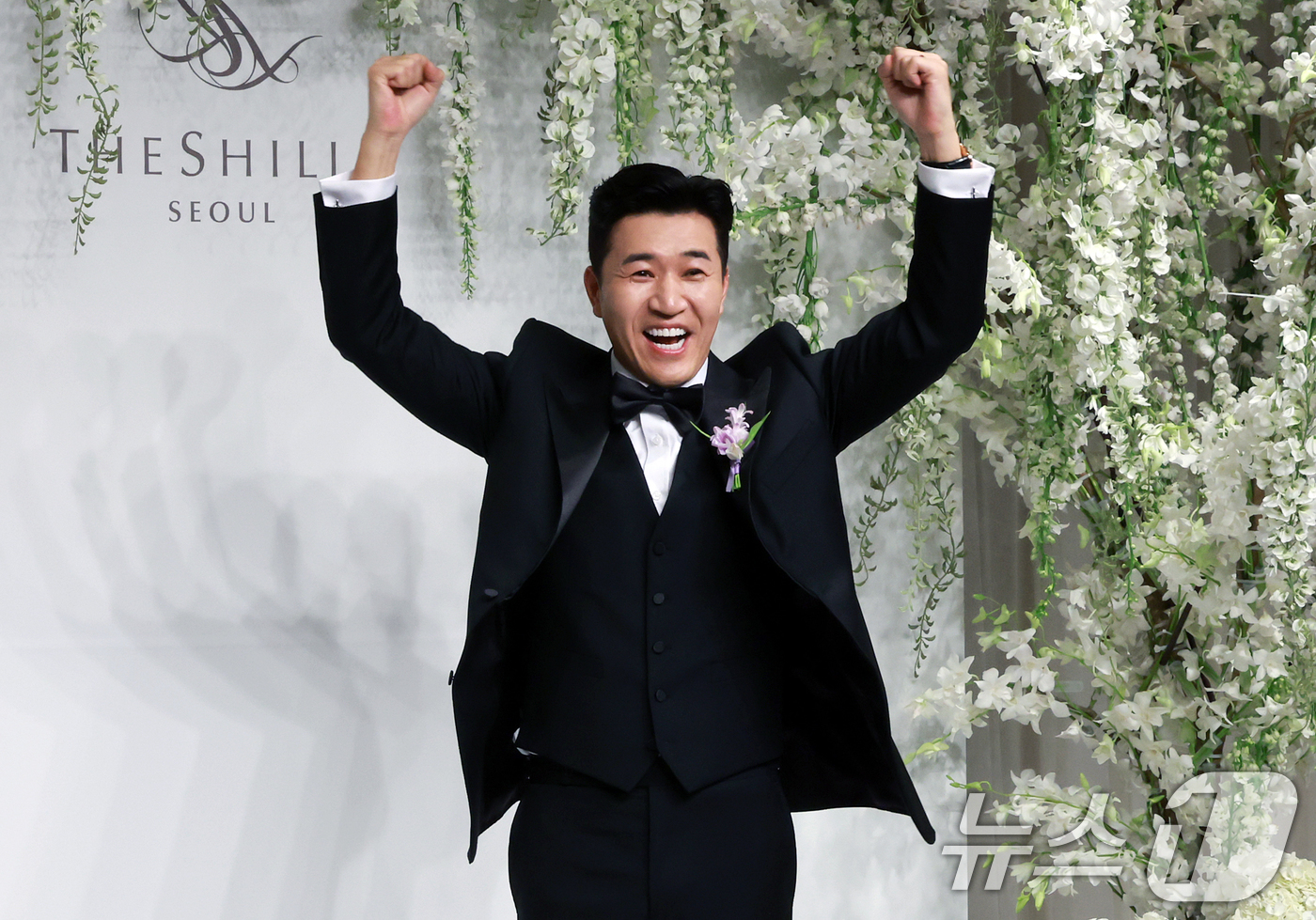 (서울=뉴스1) 김진환 기자 = 그룹 코요테의 김종민이 20일 오후 서울 중구 신라호텔 영빈관 에메랄드홀에서 열리는 결혼식 기자회견에 참석해 포즈를 취하고 있다.김종민의 예비 신부 …