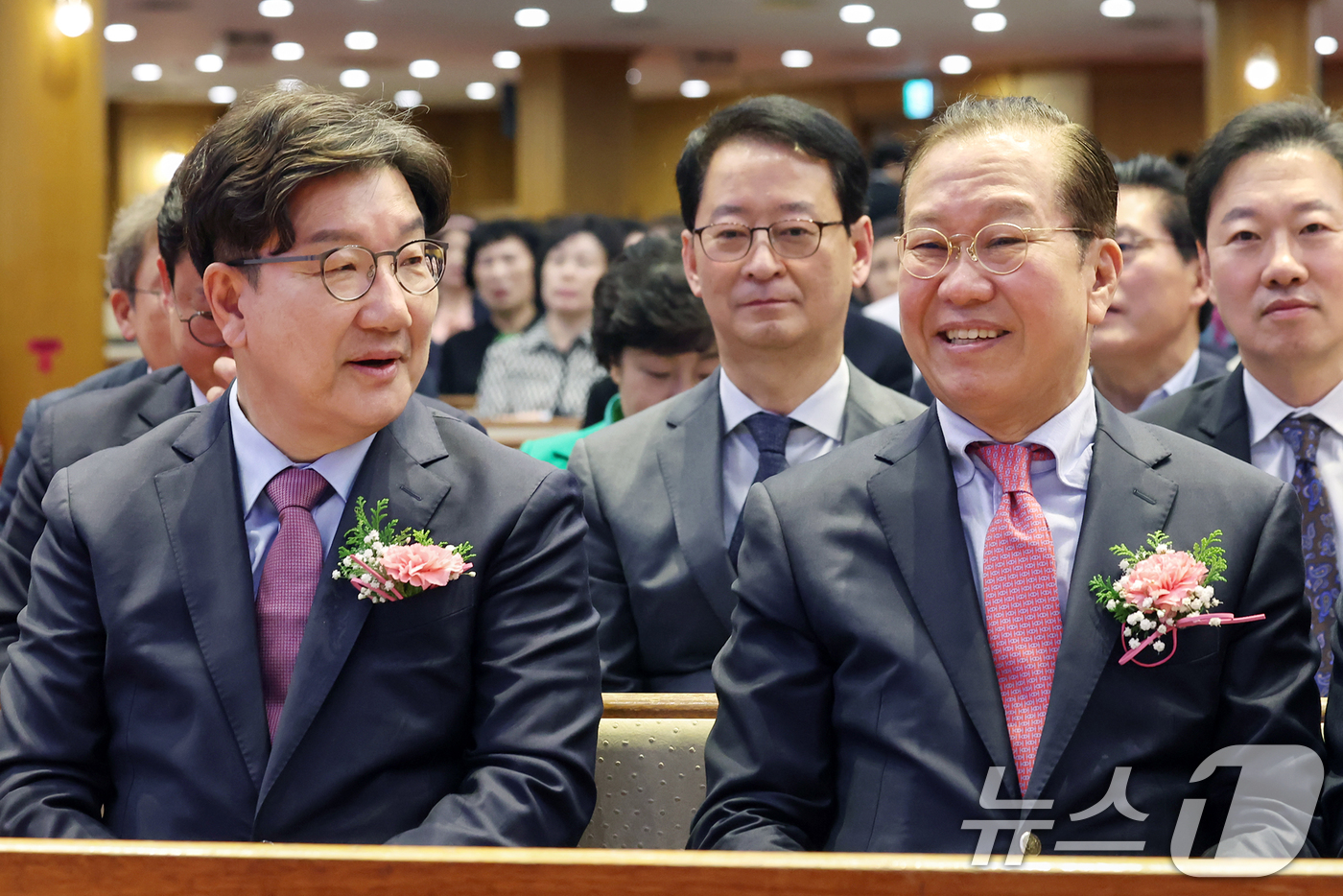 (서울=뉴스1) 민경석 기자 = 권영세 국민의힘 비상대책위원장(오른쪽)과 권성동 원내대표가 20일 오후 서울 강남구 광림교회에서 열린 '2025 한국교회 부활절 연합예배'에 참석해 …