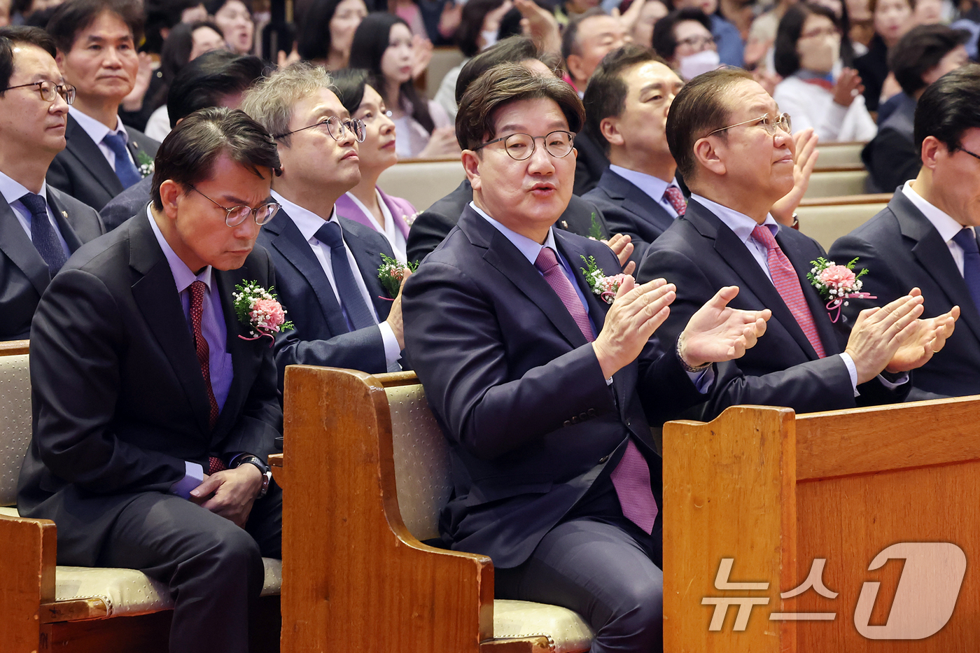 (서울=뉴스1) 민경석 기자 = 권영세 국민의힘 비상대책위원장(앞줄 오른쪽 첫 번째)과 권성동 원내대표, 윤상현 의원이 20일 오후 서울 강남구 광림교회에서 열린 '2025 한국교 …