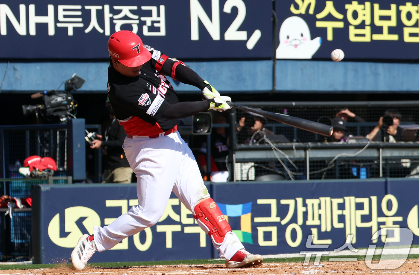 (서울=뉴스1) 김명섭 기자 = 20일 오후 서울 송파구 잠실야구장에서 열린 '2025 신한 SOL뱅크 KBO 리그' 기아 타이거즈와 두산 베어스의 경기에서 6회초 기아 공격 2사 …