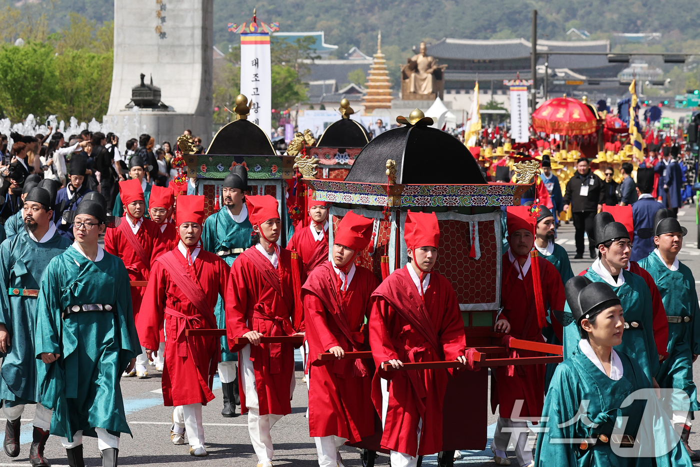(서울=뉴스1) 오대일 기자 = 600년 조선 왕실의 사당인 종묘 정전(正殿)이 5년간의 대대적인 수리를 마치고 대중에 공개된 20일 오후 서울 종로구 세종대로 일대에서 창덕궁 구 …