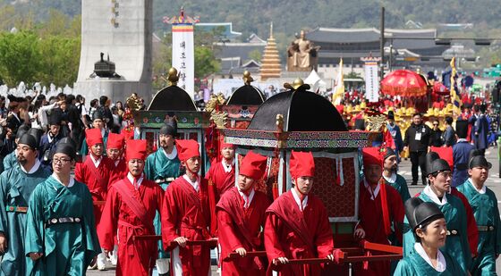 광화문 네거리 지나는 환안 행렬