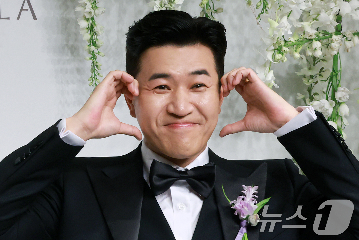 (서울=뉴스1) 김진환 기자 = 그룹 코요테의 김종민이 20일 오후 서울 중구 신라호텔 영빈관 에메랄드홀에서 열리는 결혼식 기자회견에 참석해 포즈를 취하고 있다.김종민의 예비 신부 …