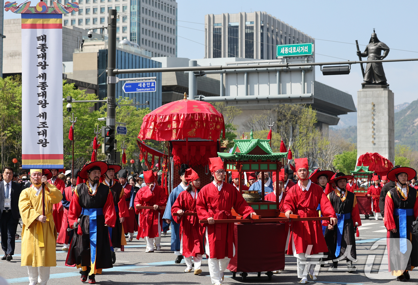 (서울=뉴스1) 오대일 기자 = 600년 조선 왕실의 사당인 종묘 정전(正殿)이 5년간의 대대적인 수리를 마치고 대중에 공개된 20일 오후 서울 종로구 세종대로 일대에서 창덕궁 구 …