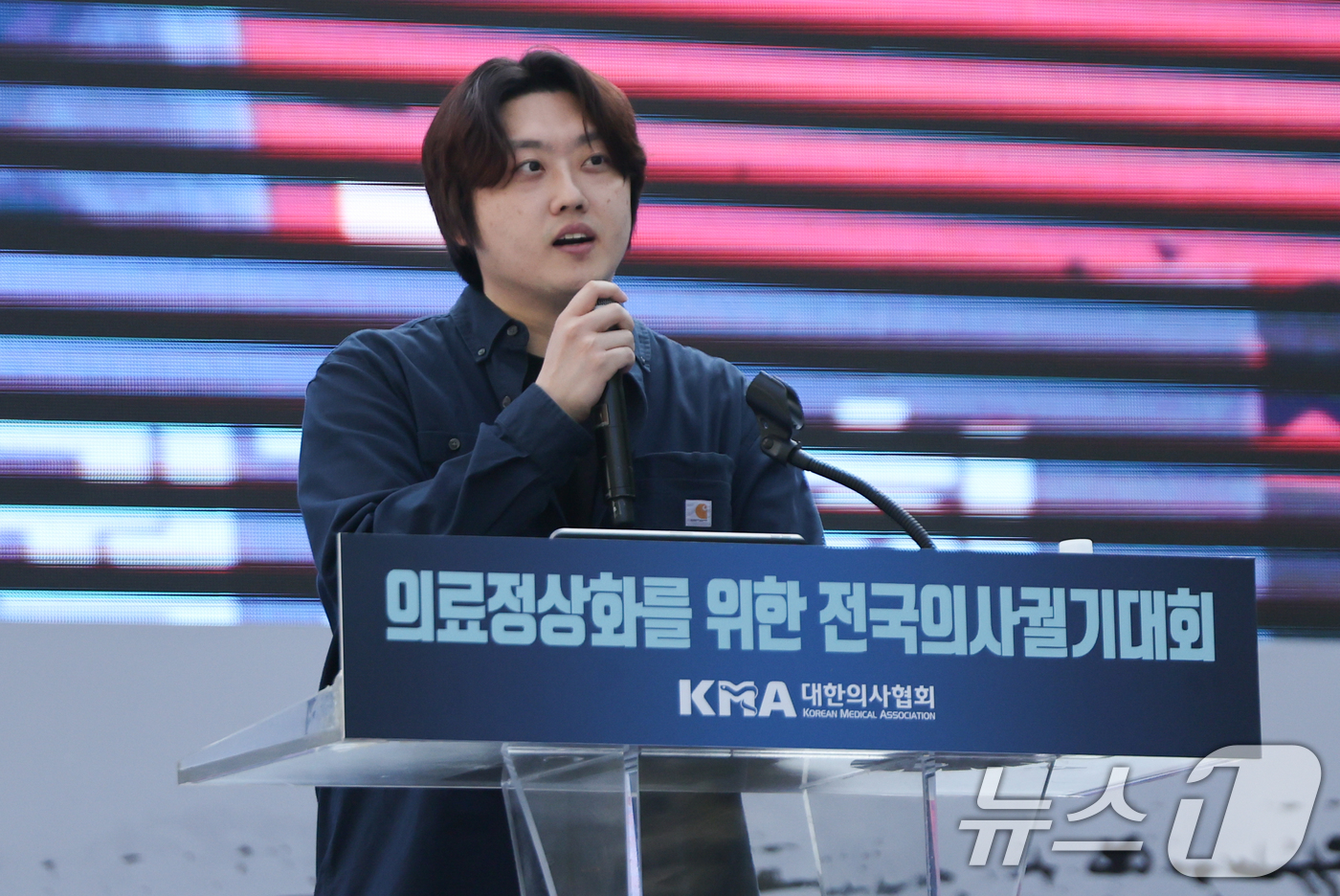 (서울=뉴스1) 허경 기자 = 박단 대한전공의협의회 비상대책위원장이 20일 서울 중구 숭례문 일대에서 열린 '의료정상화를 위한 전국의사궐기대회'에서 연대사를 하고 있다. 2025. …