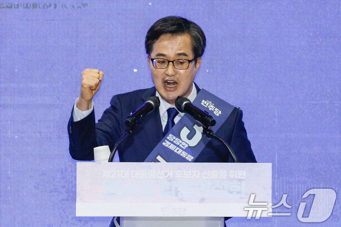 본문 이미지 - 김동연 더불어민주당 대선 경선 후보가 20일 오후 경남 울산전시컨벤션센터에서 열린 영남권 합동연설회에 참석해 정견발표를 하고 있다. 2025.4.20/뉴스1 ⓒ News1 안은나 기자