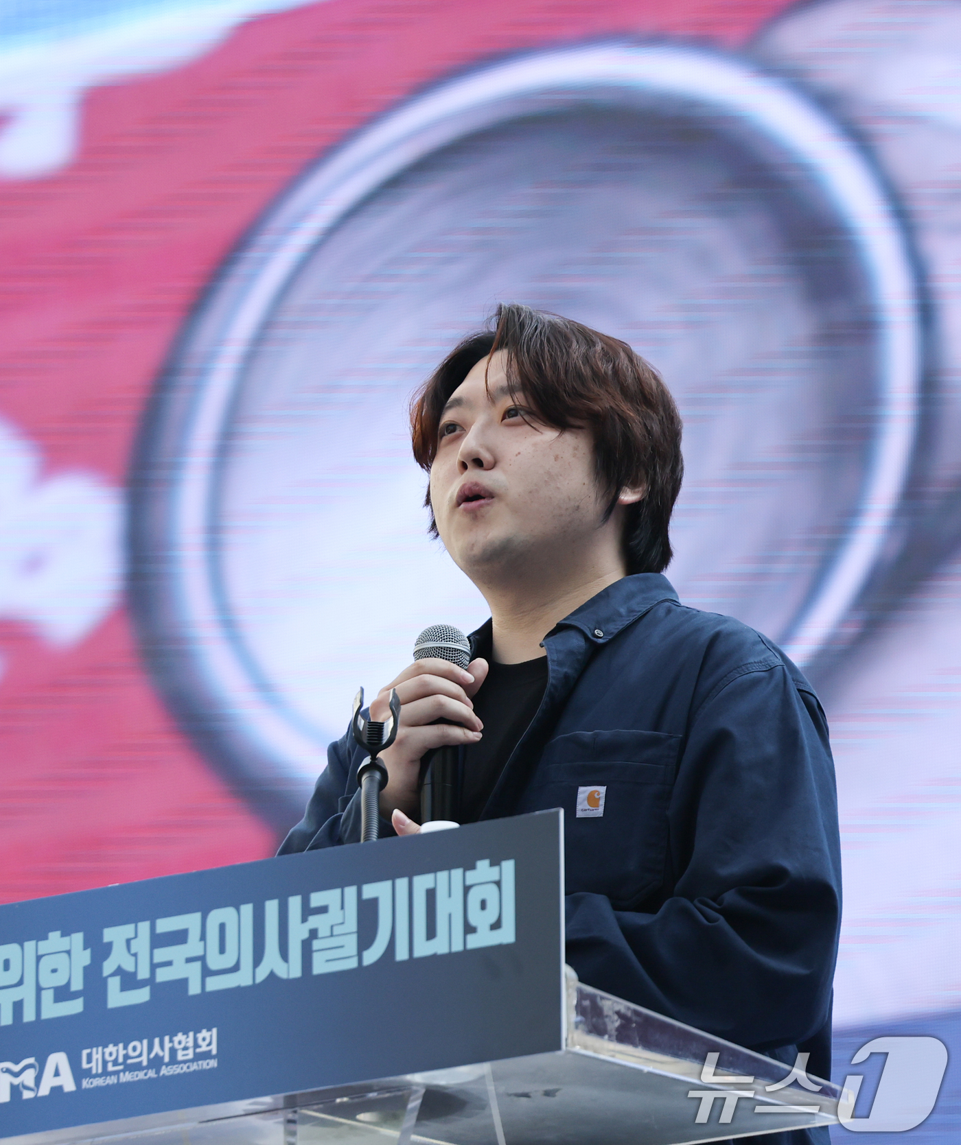 (서울=뉴스1) 허경 기자 = 박단 대한전공의협의회 비상대책위원장이 20일 서울 중구 숭례문 일대에서 열린 '의료정상화를 위한 전국의사궐기대회'에서 연대사를 하고 있다. 2025. …