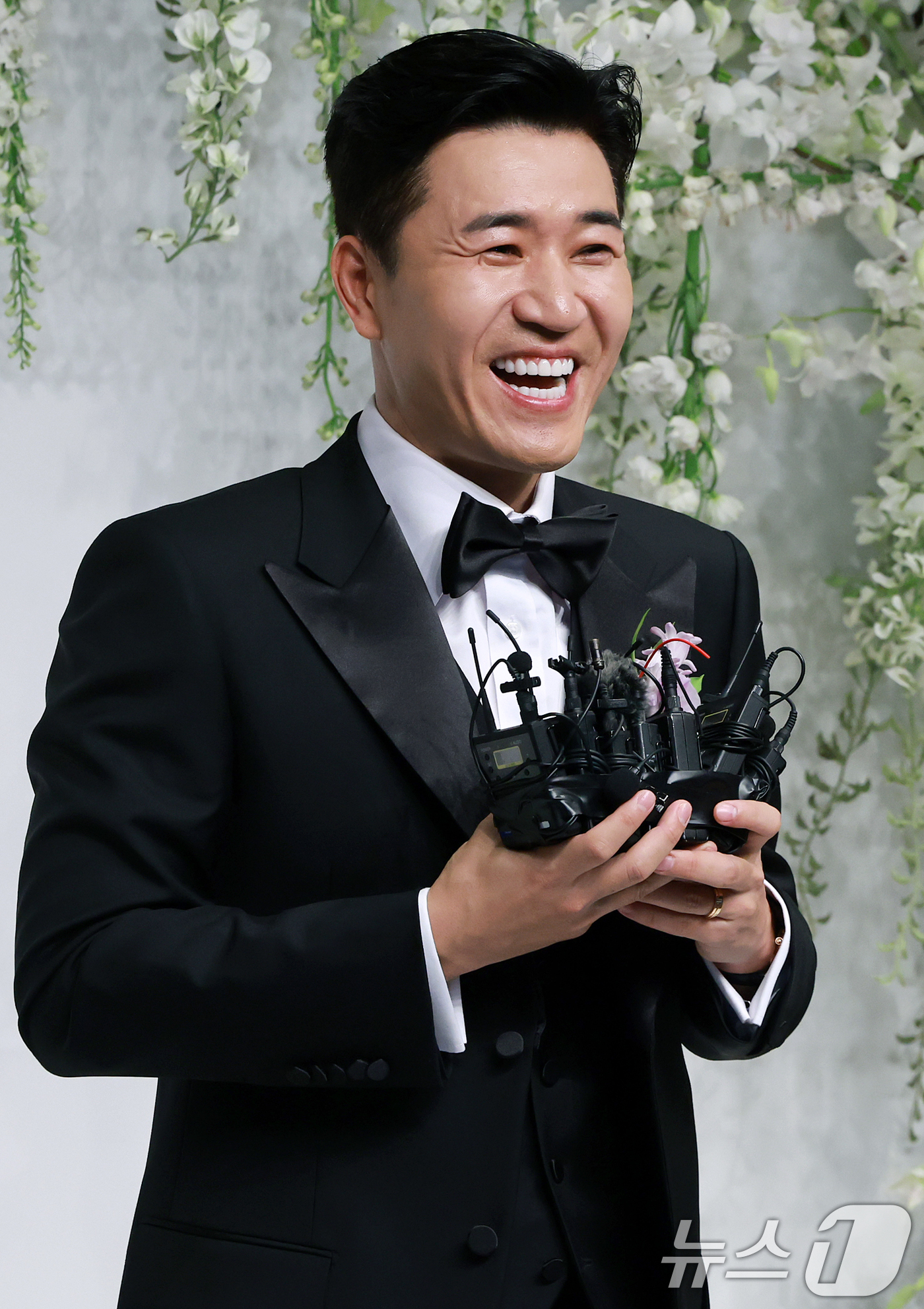 (서울=뉴스1) 김진환 기자 = 그룹 코요테의 김종민이 20일 오후 서울 중구 신라호텔 영빈관 에메랄드홀에서 열리는 결혼식 기자회견에 참석해 인사말을 하고 있다.김종민의 예비 신부 …