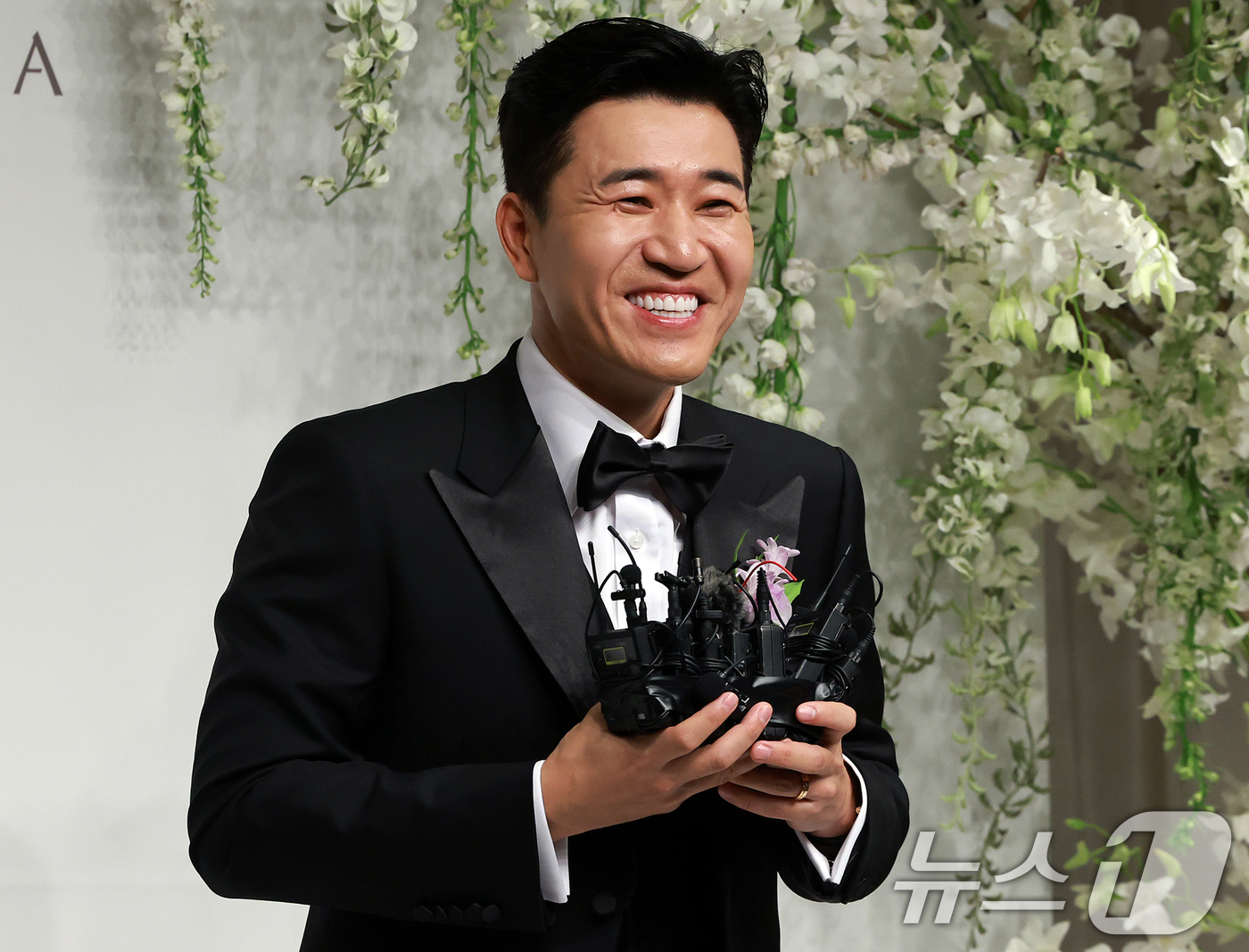 (서울=뉴스1) 김진환 기자 = 그룹 코요테의 김종민이 20일 오후 서울 중구 신라호텔 영빈관 에메랄드홀에서 열리는 결혼식 기자회견에 참석해 인사말을 하고 있다.김종민의 예비 신부 …