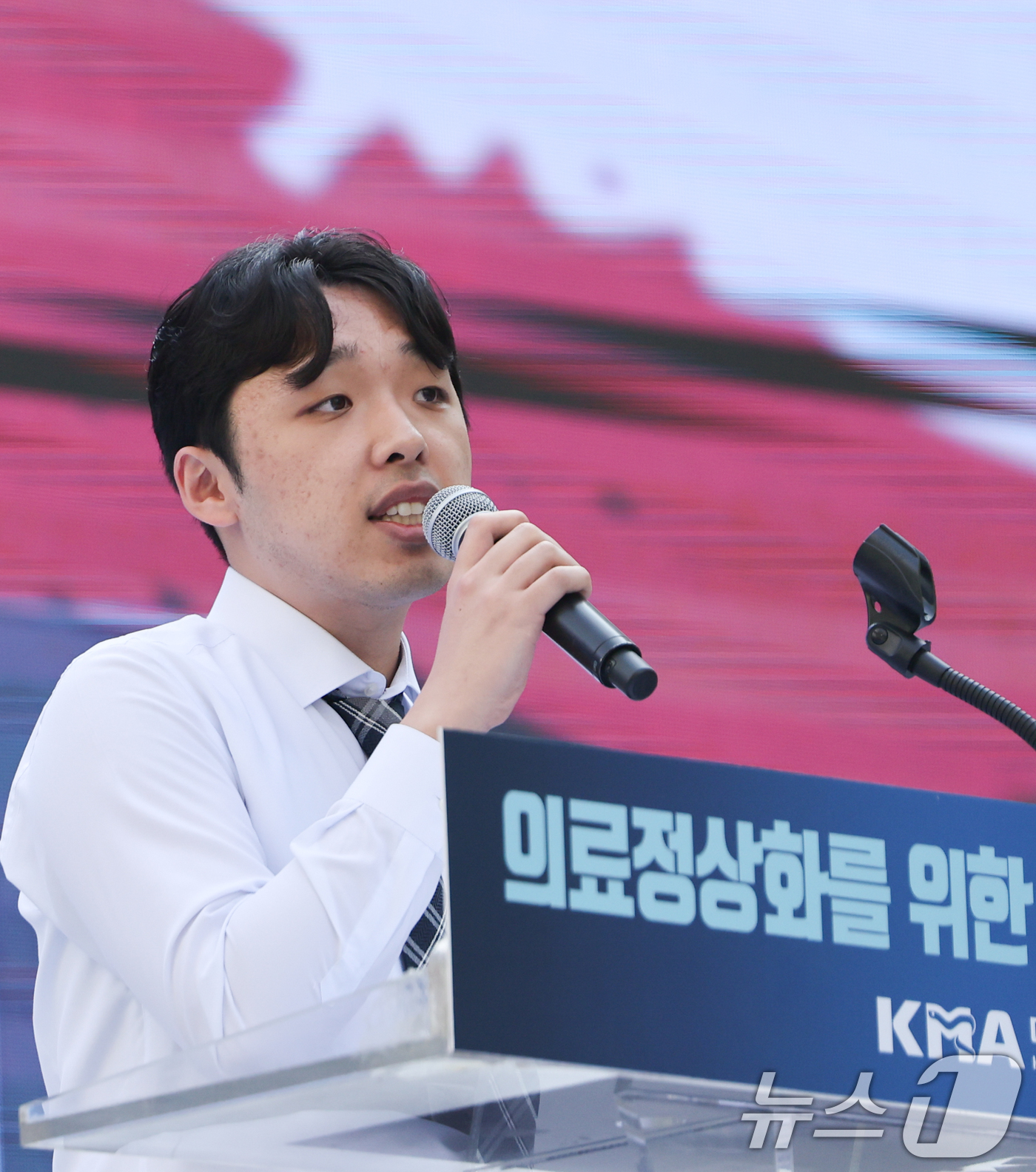 (서울=뉴스1) 허경 기자 = 이선우 대한의과대학·의학전문대학원학생협회장이 20일 서울 중구 숭례문 일대에서 열린 '의료정상화를 위한 전국의사궐기대회'에서 연대사를 하고 있다. 2 …