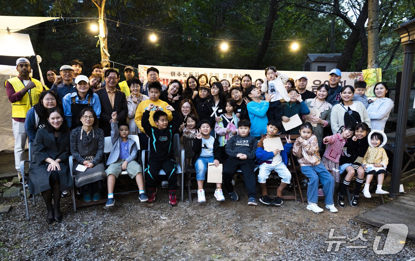 본문 이미지 - ‘생각을담는집’에서 열린 지난해 책방축제 때 모습.(임후남 대표 제공)