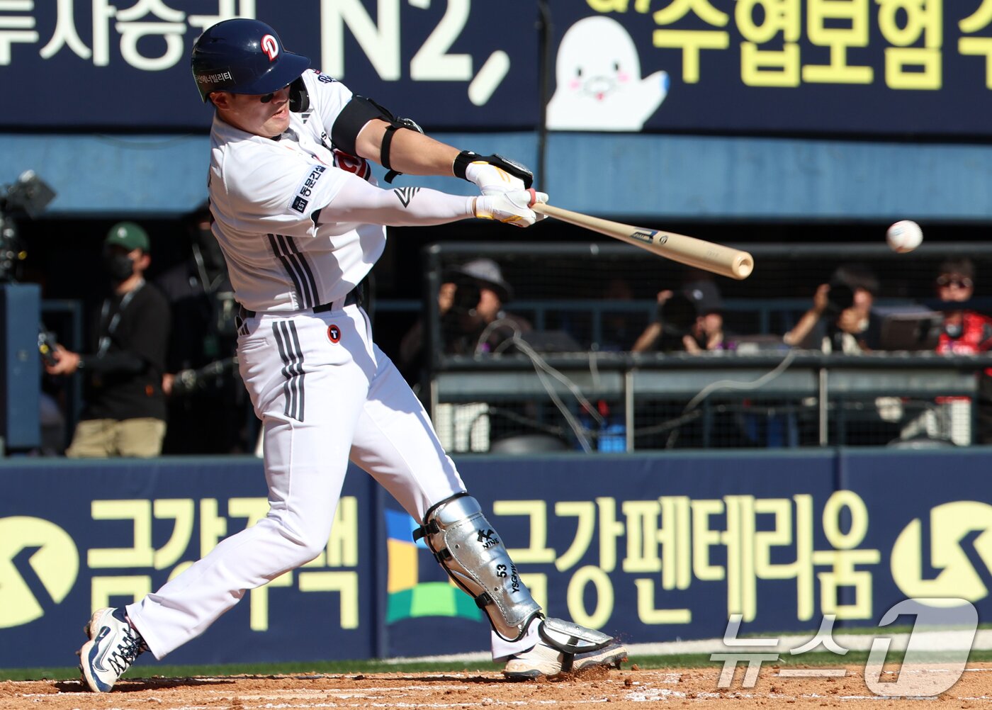 본문 이미지 - 20일 오후 서울 송파구 잠실야구장에서 열린 '2025 신한 SOL뱅크 KBO 리그' 기아 타이거즈와 두산 베어스의 경기에서 6회말 두산 공격 무사 1루 상황, 양석환이 2루타를 치고 있다. 2025.4.20/뉴스1 ⓒ News1 김명섭 기자