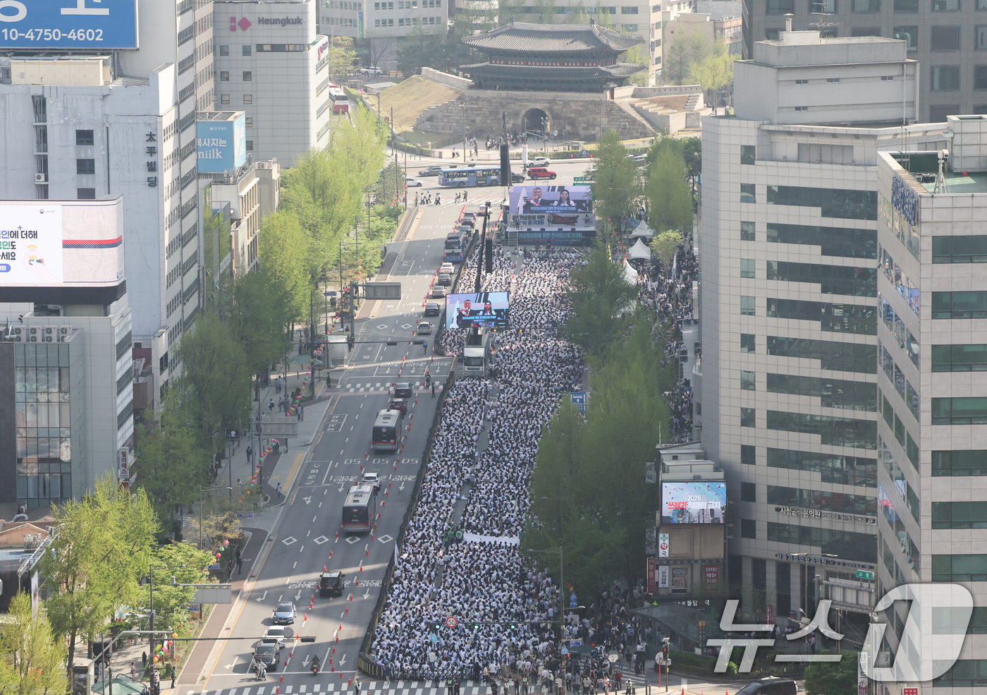 (서울=뉴스1) 허경 기자 = 20일 서울 중구 숭례문 일대에서 '의료정상화를 위한 전국의사궐기대회'가 열리고 있다. 2025.4.20/뉴스1