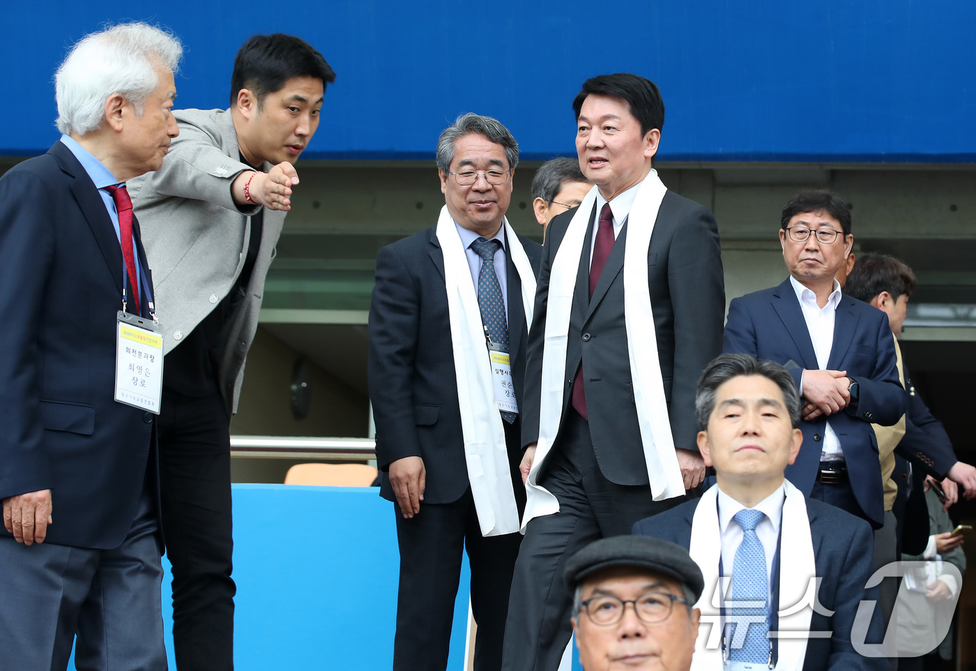 (대구=뉴스1) 공정식 기자 = 안철수 국민의힘 대선 경선 후보가 20일 오후 대구스타디움에서 대구기독교총연합회 주최로 열린 '2025 대구 부활절 연합예배'에 참석하고 있다. 2 …