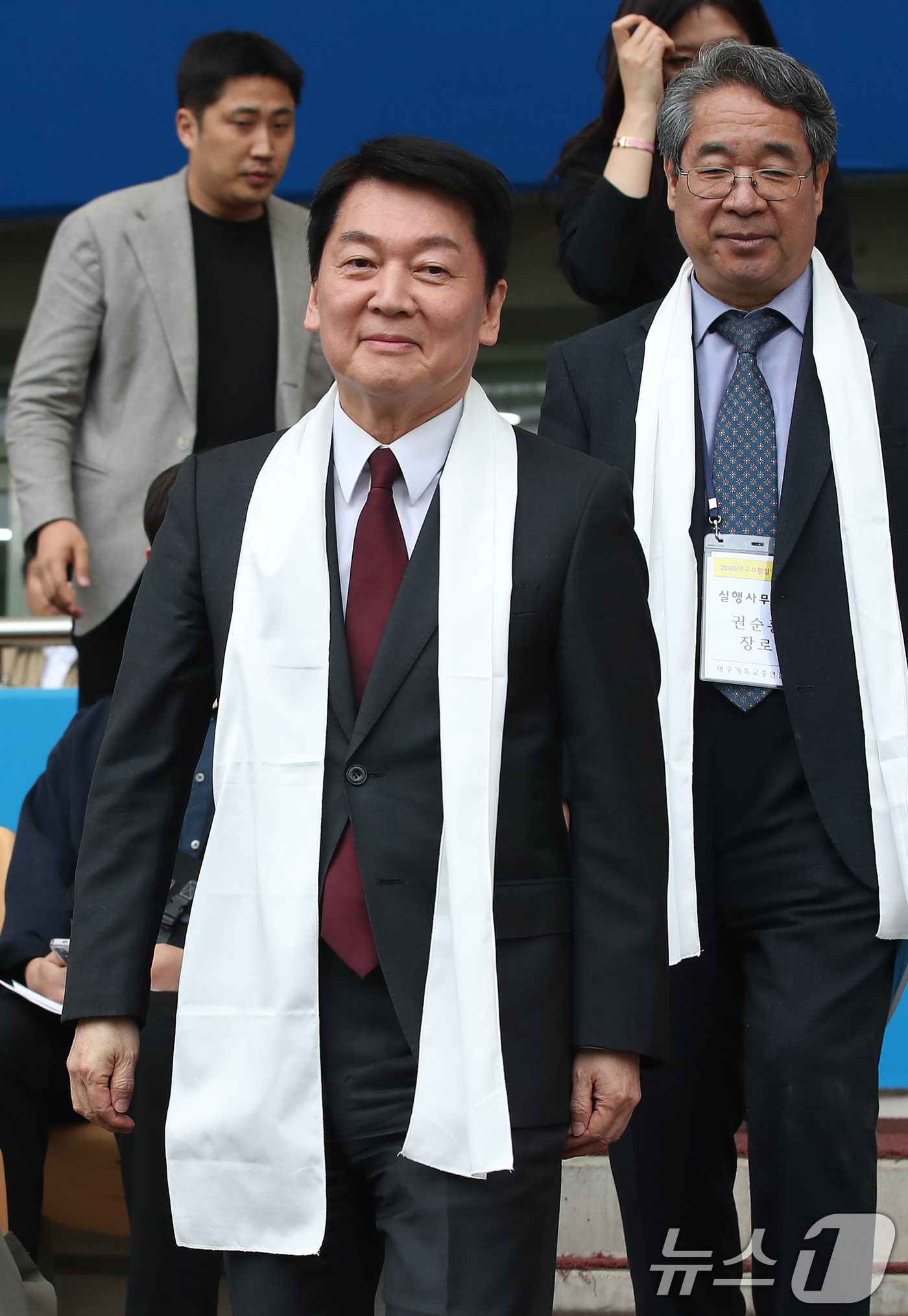 (대구=뉴스1) 공정식 기자 = 안철수 국민의힘 대선 경선 후보가 20일 오후 대구스타디움에서 대구기독교총연합회 주최로 열린 '2025 대구 부활절 연합예배'에 참석하고 있다. 2 …