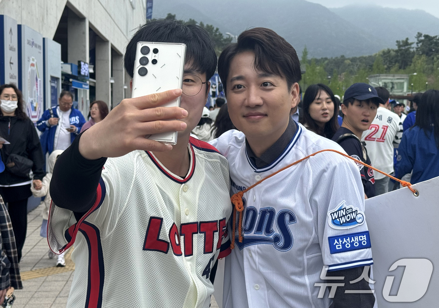 (서울=뉴스1) = 이준석 개혁신당 대선 예비후보가 20일 프로야구 삼성과 롯데의 경기가 열리는 대구 수성구 삼성라이온즈파크를 찾아 시민들과 기념촬영을 하고 있다.(이준석 캠프 제 …