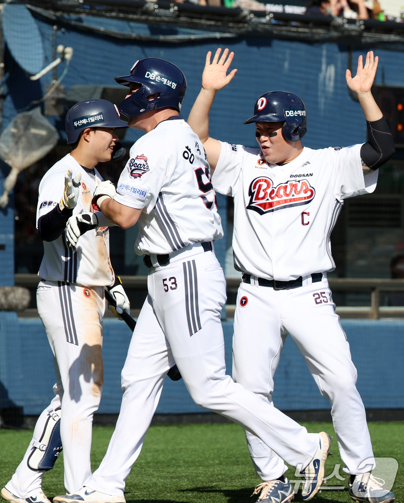 (서울=뉴스1) 김명섭 기자 = 20일 오후 서울 송파구 잠실야구장에서 열린 '2025 신한 SOL뱅크 KBO 리그' 기아 타이거즈와 두산 베어스의 경기에서 6회말 두산 공격 1사 …