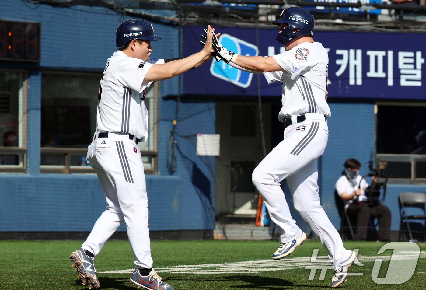 (서울=뉴스1) 김명섭 기자 = 20일 오후 서울 송파구 잠실야구장에서 열린 '2025 신한 SOL뱅크 KBO 리그' 기아 타이거즈와 두산 베어스의 경기에서 6회말 두산 공격 1사 …