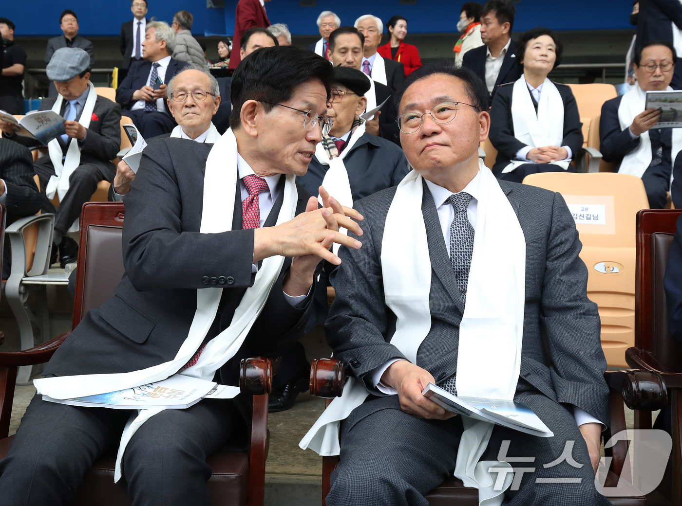 (대구=뉴스1) 공정식 기자 = 김문수 국민의힘 대선 경선 후보가 20일 오후 대구스타디움에서 대구기독교총연합회 주최로 열린 '2025 대구 부활절 연합예배'에 참석해 윤재옥 의원 …