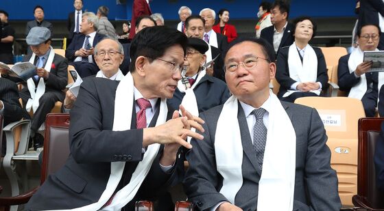 윤재옥 의원과 대화하는 김문수