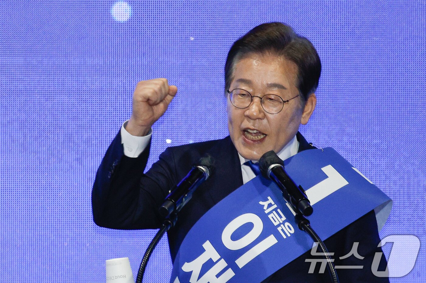 본문 이미지 - 이재명 더불어민주당 대선 경선 후보가 20일 오후 경남 울산전시컨벤션센터에서 열린 영남권 합동연설회에 참석해 정견발표를 하고 있다. 2025.4.20/뉴스1 ⓒ News1 안은나 기자