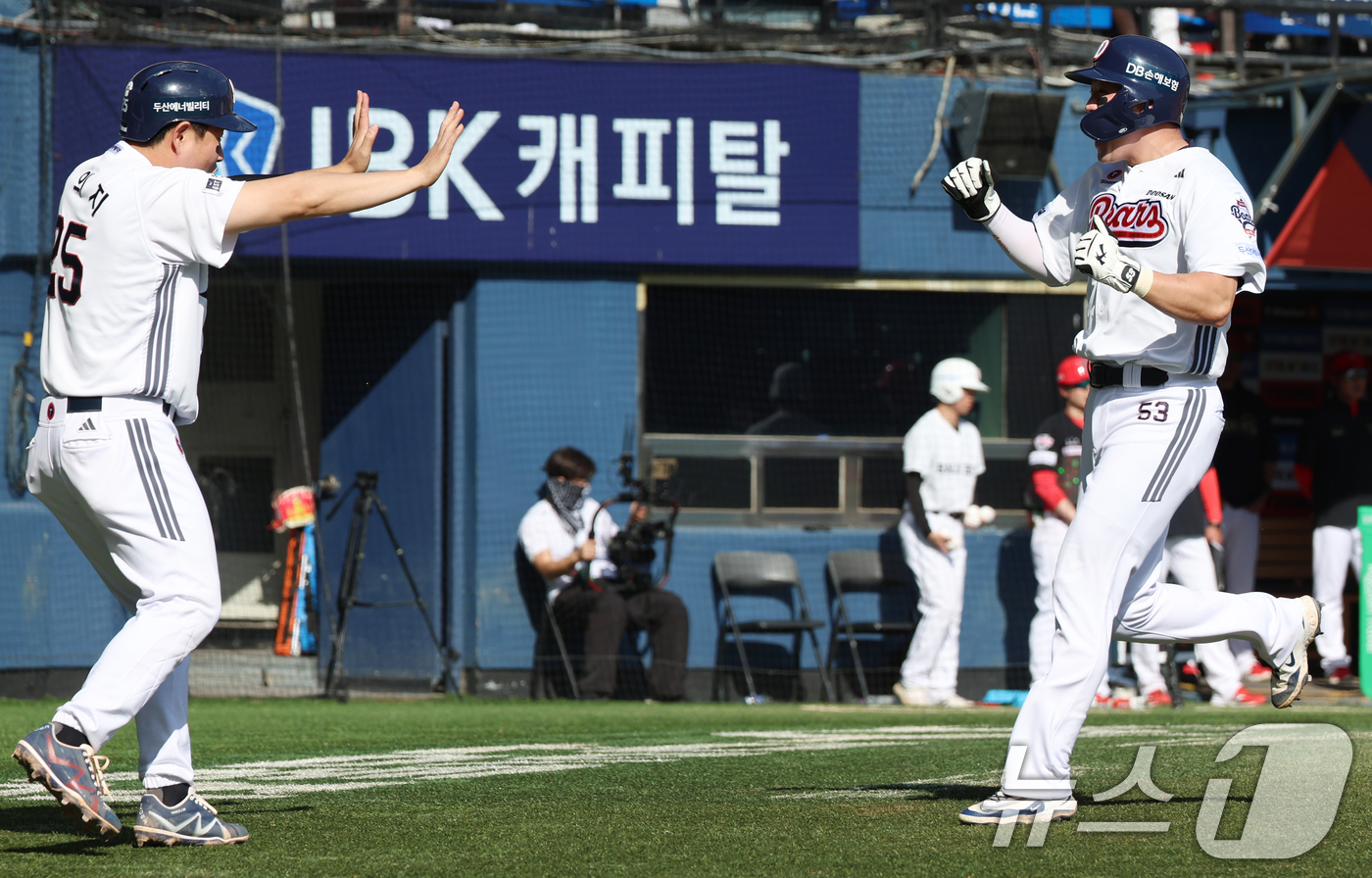 (서울=뉴스1) 김명섭 기자 = 20일 오후 서울 송파구 잠실야구장에서 열린 '2025 신한 SOL뱅크 KBO 리그' 기아 타이거즈와 두산 베어스의 경기에서 6회말 두산 공격 1사 …