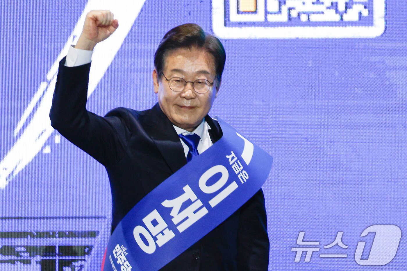 본문 이미지 - 이재명 더불어민주당 대선 경선 후보가 20일 오후 경남 울산전시컨벤션센터에서 열린 영남권 합동연설회에 참석해 정견발표를 마친 뒤 인사하고 있다. 2025.4.20/뉴스1 ⓒ News1 안은나 기자
