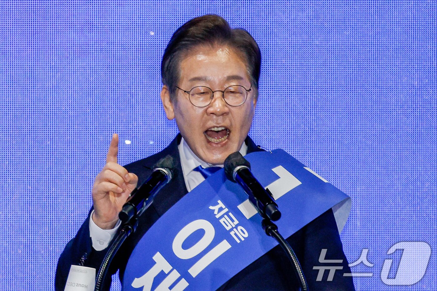 본문 이미지 - 이재명 더불어민주당 대선 경선 후보가 20일 오후 경남 울산전시컨벤션센터에서 열린 영남권 합동연설회에 참석해 정견발표를 하고 있다. 2025.4.20/뉴스1 ⓒ News1 안은나 기자