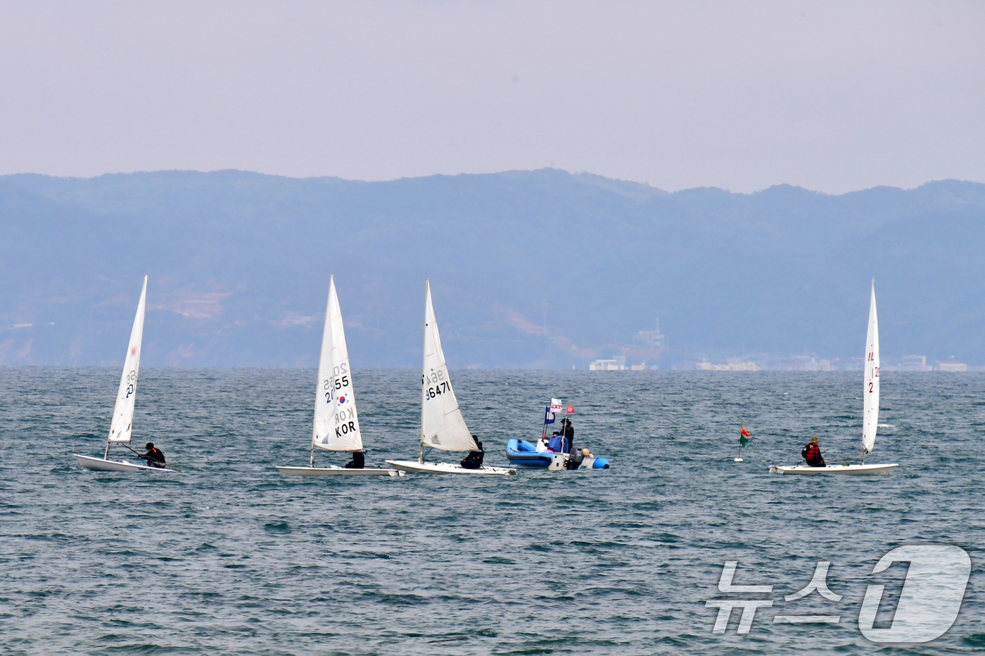 (포항=뉴스1) 최창호 기자 = 20일 경북 포항시 북구 영일대해수욕장 앞 바다에서 다양한 요트들이 바다를 수놓고 있다. 2025.4.20/뉴스1