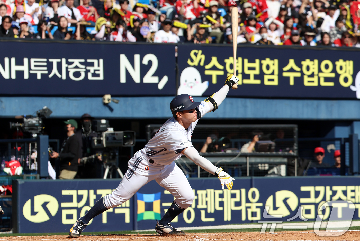 (서울=뉴스1) 김명섭 기자 = 20일 오후 서울 송파구 잠실야구장에서 열린 '2025 신한 SOL뱅크 KBO 리그' 기아 타이거즈와 두산 베어스의 경기에서 6회말 두산 공격 1사 …