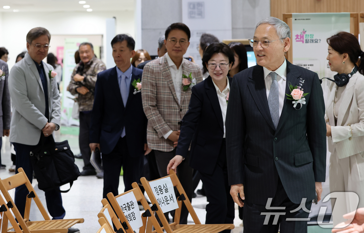 (서울=뉴스1) = 유인촌 문화체육관광부 장관이 20일 서울 종로구 대한민국역사박물관에서 열린 '2025 세계 책의 날 기념행사'에 참석하고 있다. (문화체육관광부 제공. 재판매 …