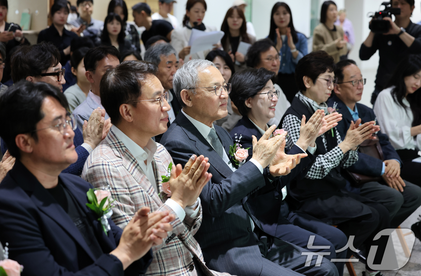 (서울=뉴스1) = 유인촌 문화체육관광부 장관이 20일 서울 종로구 대한민국역사박물관에서 열린 '2025 세계 책의 날 기념행사'에서 박수를 치고 있다. (문화체육관광부 제공. 재 …