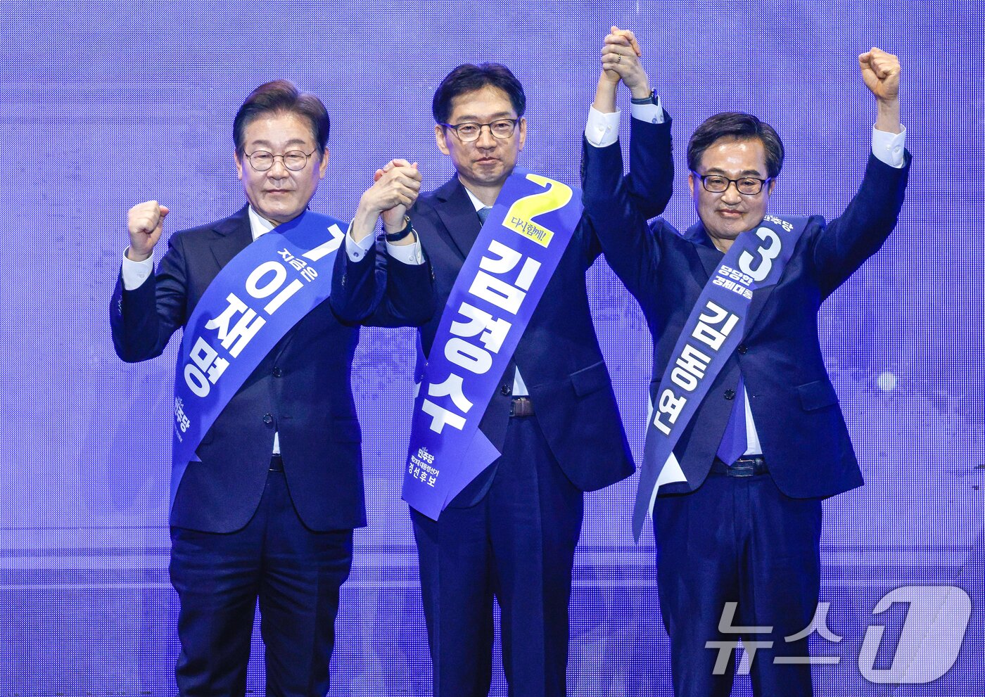 본문 이미지 - 이재명(왼쪽부터), 김경수, 김동연 더불어민주당 대선 경선 후보가 20일 오후 경남 울산전시컨벤션센터에서 열린 영남권 합동연설회에 참석해 정견발표에 앞서 기념 촬영하고 있다. 2025.4.20/뉴스1 ⓒ News1 안은나 기자