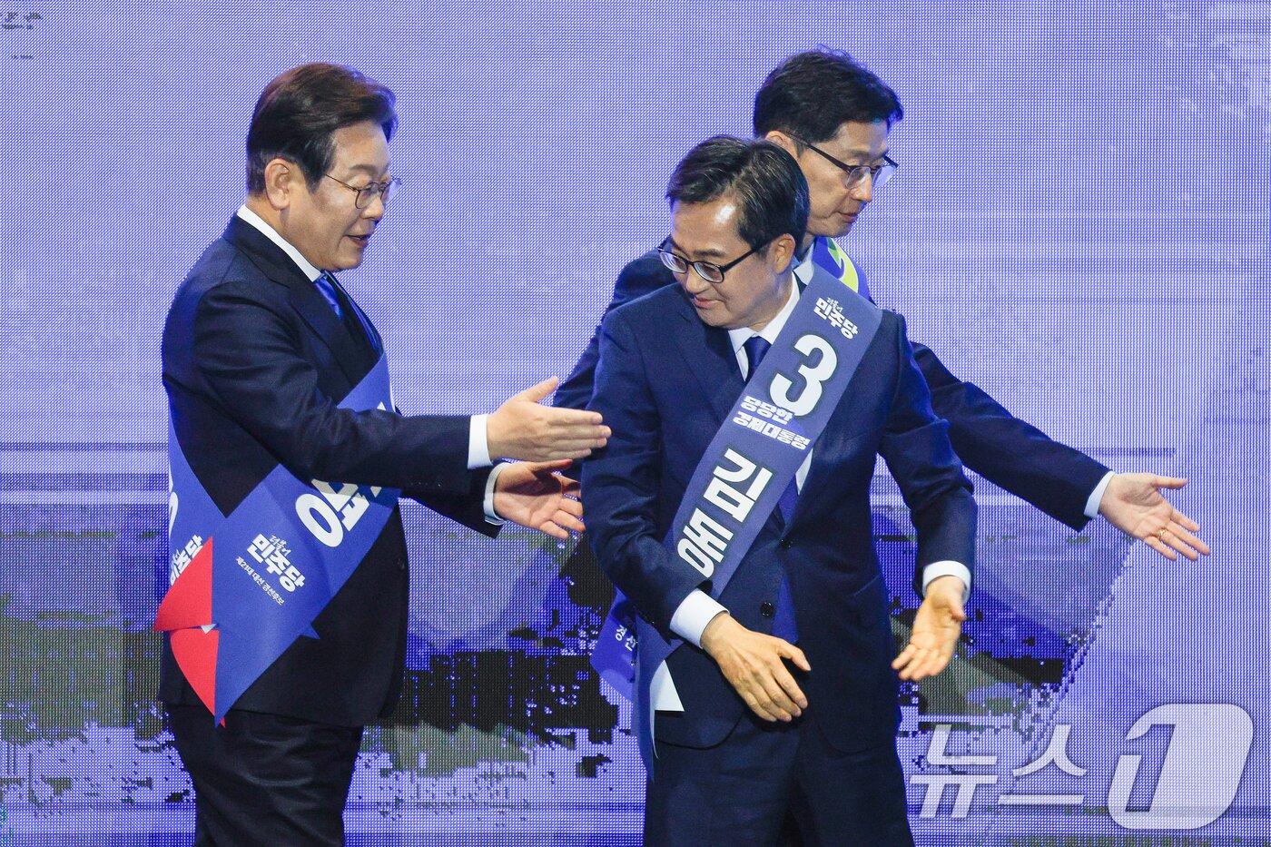 본문 이미지 - 이재명(왼쪽부터), 김경수, 김동연 더불어민주당 대선 경선 후보가 20일 오후 경남 울산전시컨벤션센터에서 열린 영남권 합동연설회에 참석해 기념촬영을 마친 뒤 자리로 향하고 있다. 2025.4.20/뉴스1 ⓒ News1 안은나 기자
