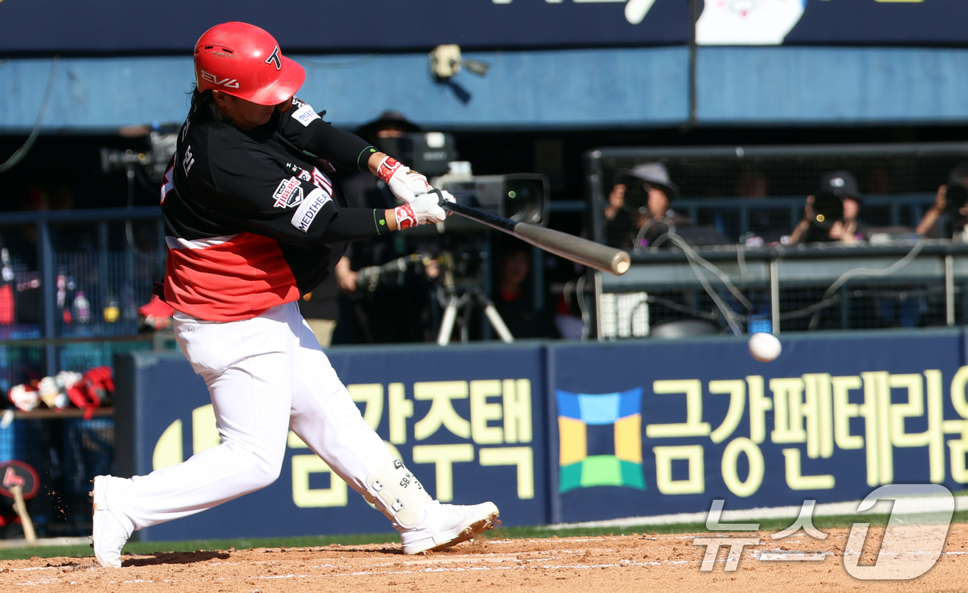 (서울=뉴스1) 김명섭 기자 = 20일 오후 서울 송파구 잠실야구장에서 열린 '2025 신한 SOL뱅크 KBO 리그' 기아 타이거즈와 두산 베어스의 경기에서 7회초 기아 공격 1사 …