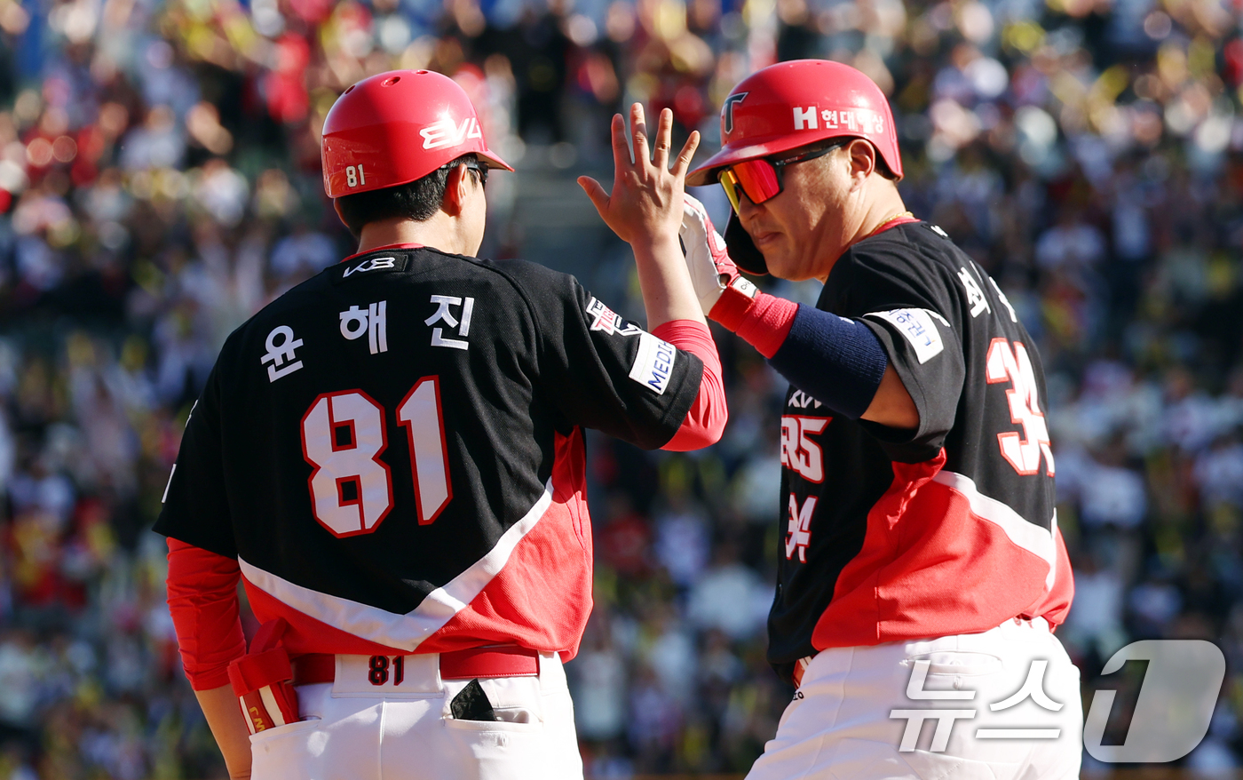 (서울=뉴스1) 김명섭 기자 = 20일 오후 서울 송파구 잠실야구장에서 열린 '2025 신한 SOL뱅크 KBO 리그' 기아 타이거즈와 두산 베어스의 경기에서 7회초 기아 공격 2사 …