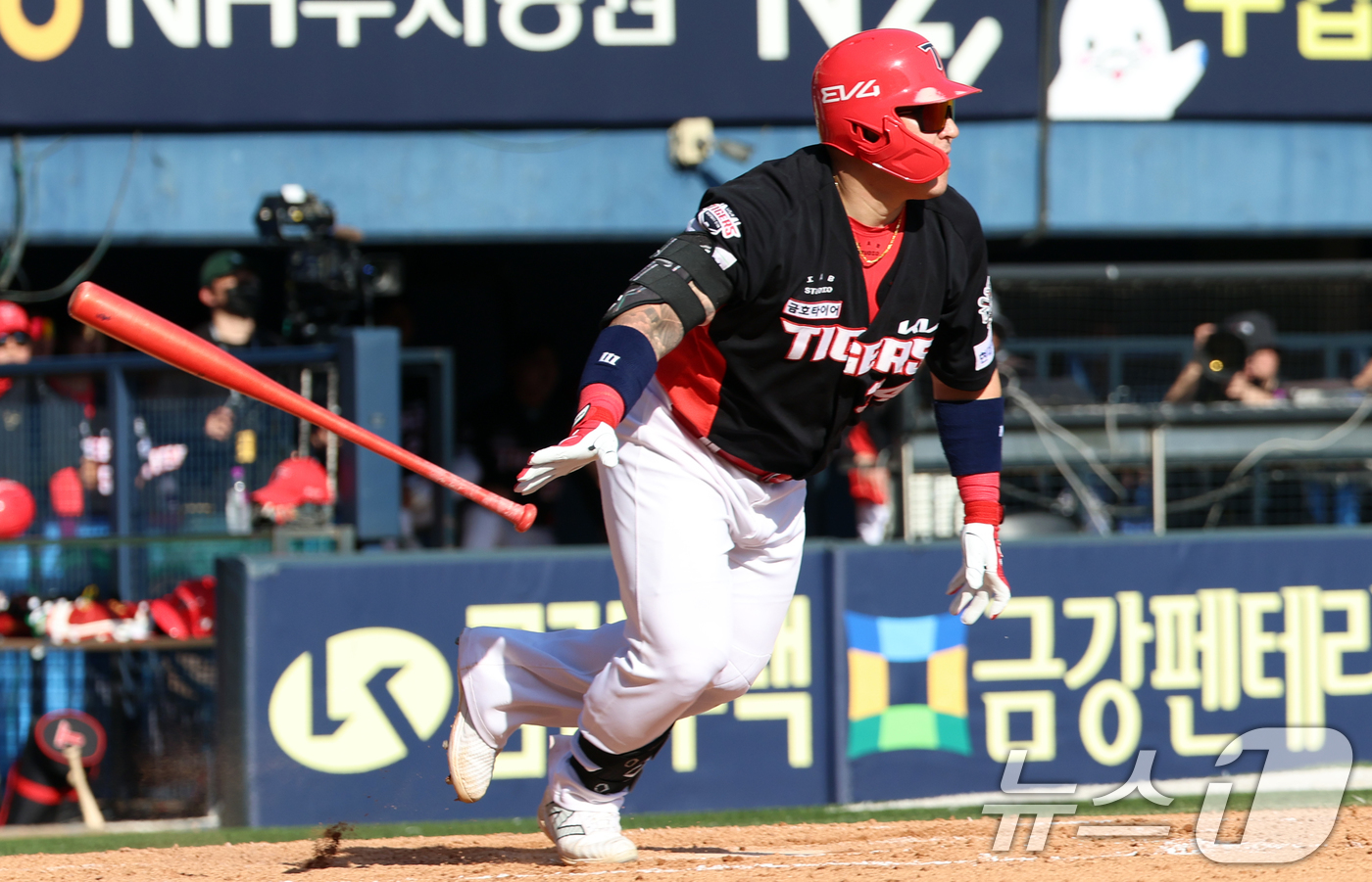 (서울=뉴스1) 김명섭 기자 = 20일 오후 서울 송파구 잠실야구장에서 열린 '2025 신한 SOL뱅크 KBO 리그' 기아 타이거즈와 두산 베어스의 경기에서 7회초 기아 공격 2사 …