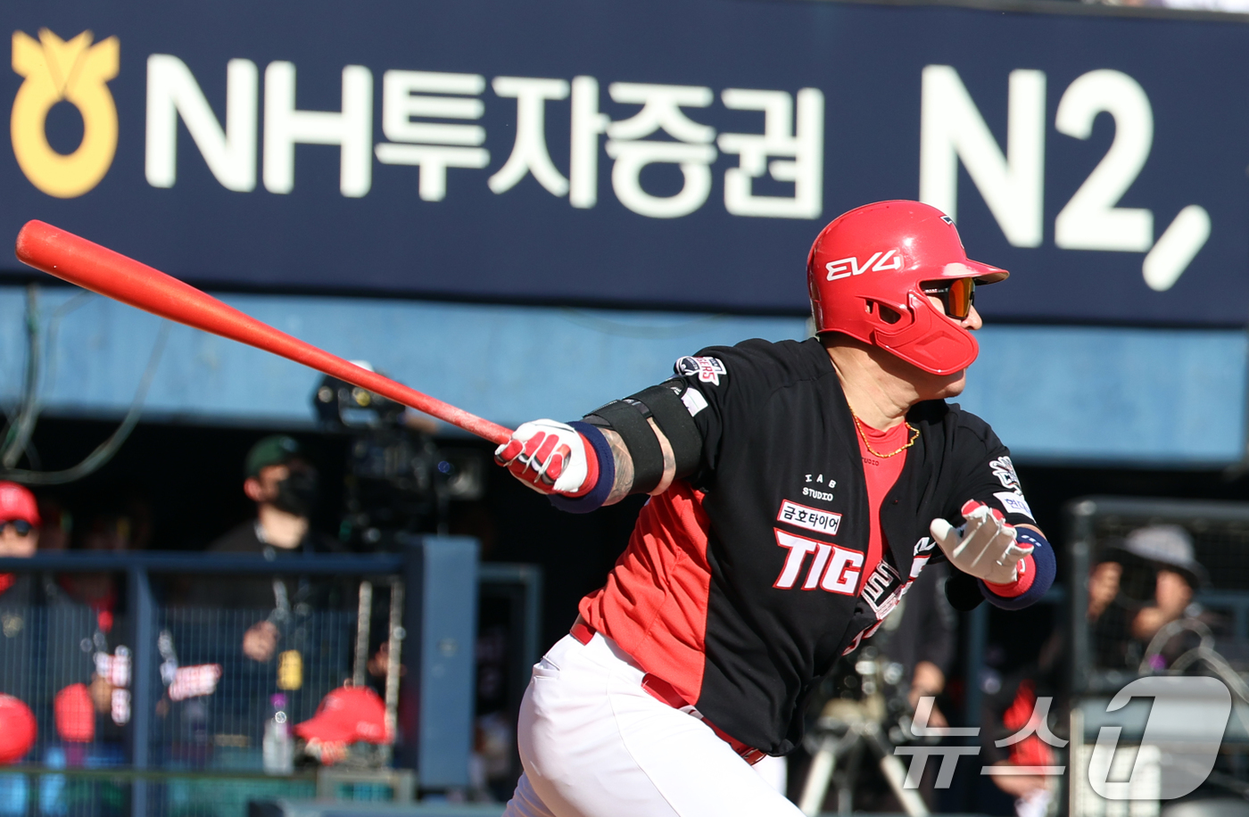 (서울=뉴스1) 김명섭 기자 = 20일 오후 서울 송파구 잠실야구장에서 열린 '2025 신한 SOL뱅크 KBO 리그' 기아 타이거즈와 두산 베어스의 경기에서 7회초 기아 공격 2사 …