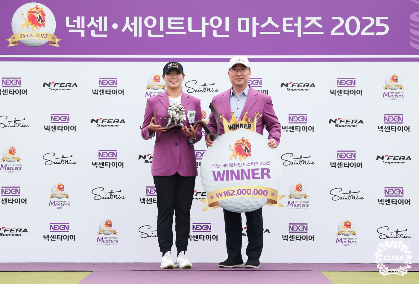 (서울=뉴스1) = 방신실이 20일 경남 김해 컨트리클럽에서 열린 KLPGA투어 넥센·세인트나인 마스터즈에서 우승한 뒤 트로피를 들고 있다. (KLPGA 제공. 재판매 및 DB 금 …