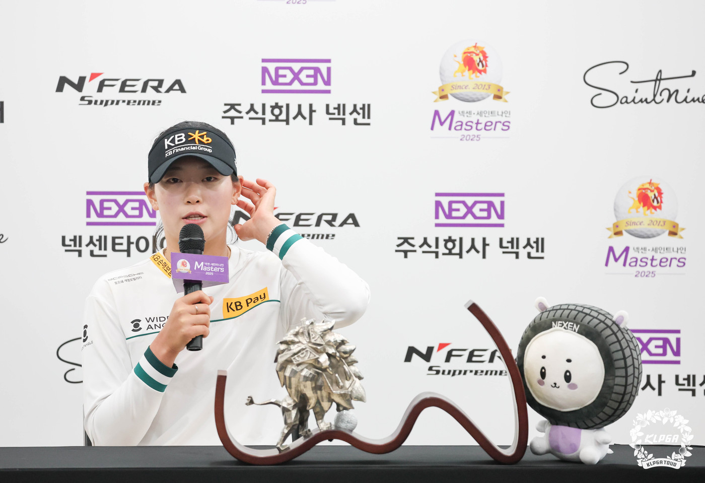 (서울=뉴스1) = 방신실이 20일 경남 김해 컨트리클럽에서 열린 KLPGA투어 넥센·세인트나인 마스터즈에서 우승한 뒤 인터뷰를 하고 있다. (KLPGA 제공. 재판매 및 DB 금 …