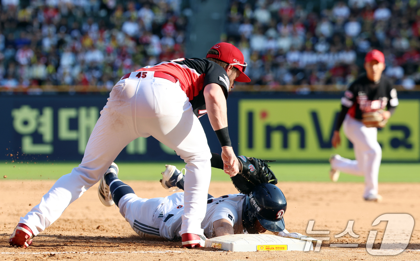 (서울=뉴스1) 김명섭 기자 = 20일 오후 서울 송파구 잠실야구장에서 열린 '2025 신한 SOL뱅크 KBO 리그' 기아 타이거즈와 두산 베어스의 경기에서 8회말 두산 공격 무사 …