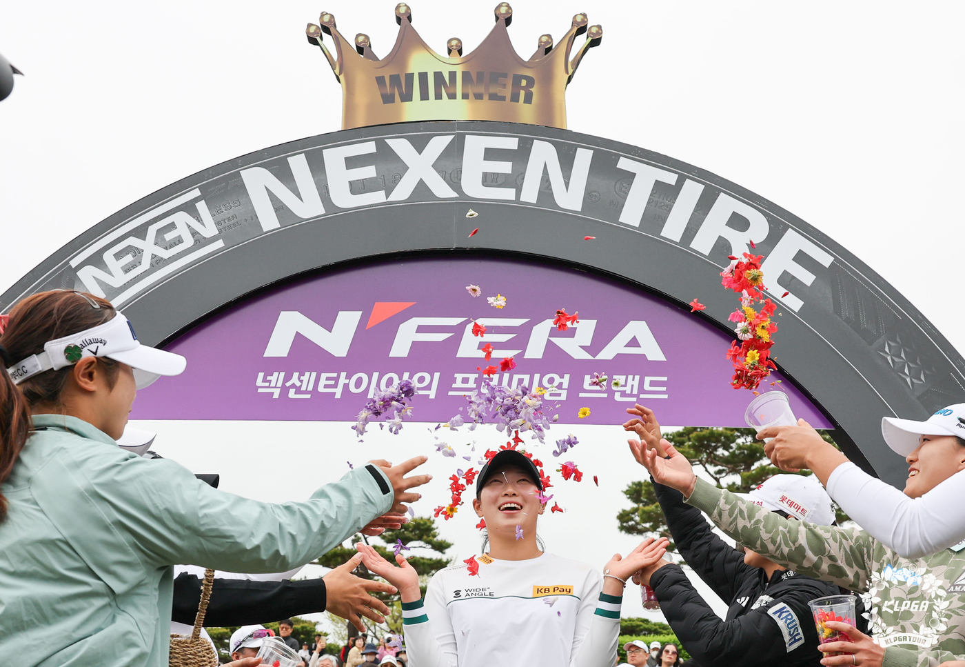 (서울=뉴스1) 김진환 기자 = 20일 경남 김해 가야 컨트리클럽에서 열린 '넥센·세인트나인 마스터즈 2025'에서 우승한 방신실이 동료들의 축하를 받으며 기뻐하고 있다. (KLP …