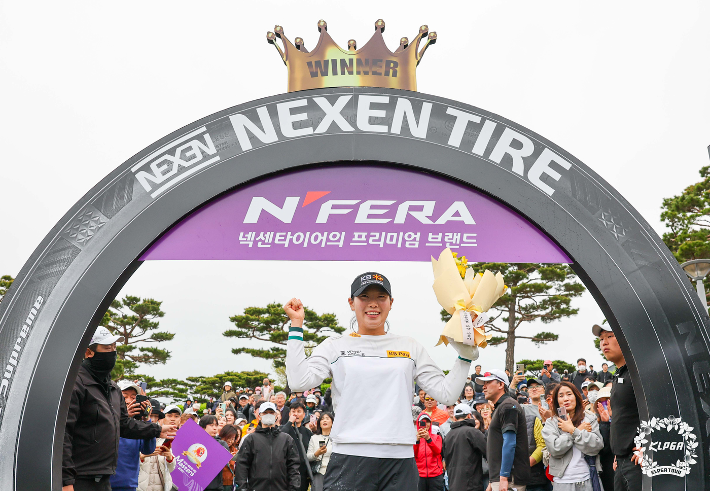 (서울=뉴스1) 김진환 기자 = 20일 경남 김해 가야 컨트리클럽에서 열린 '넥센·세인트나인 마스터즈 2025'에서 우승한 방신실이 기뻐하고 있다. (KLPGT 제공, 재판매 및 …