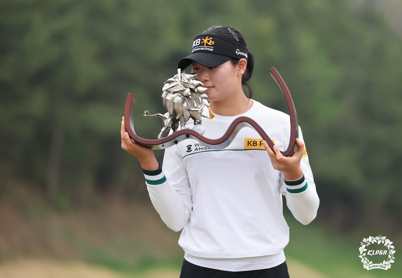 (서울=뉴스1) 김진환 기자 = 20일 경남 김해 가야 컨트리클럽에서 열린 '넥센·세인트나인 마스터즈 2025'에서 우승한 방신실이 우승 트로피를 들고 포즈를 취하고 있다. (KL …