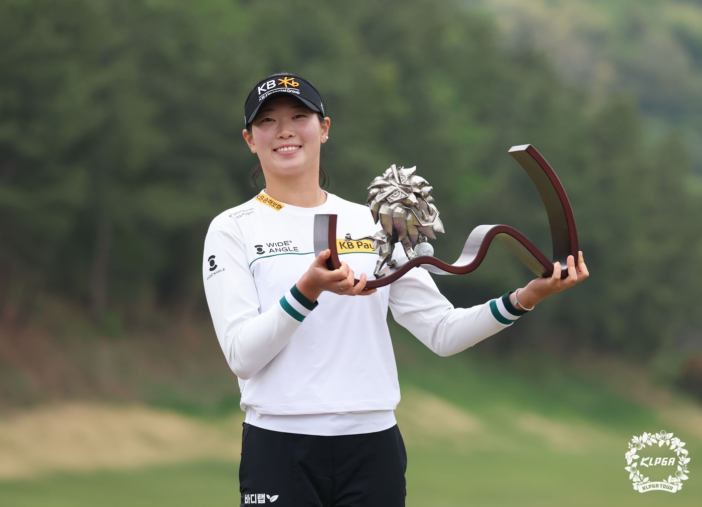 (서울=뉴스1) 김진환 기자 = 20일 경남 김해 가야 컨트리클럽에서 열린 '넥센·세인트나인 마스터즈 2025'에서 우승한 방신실이 우승 트로피를 들고 포즈를 취하고 있다. (KL …