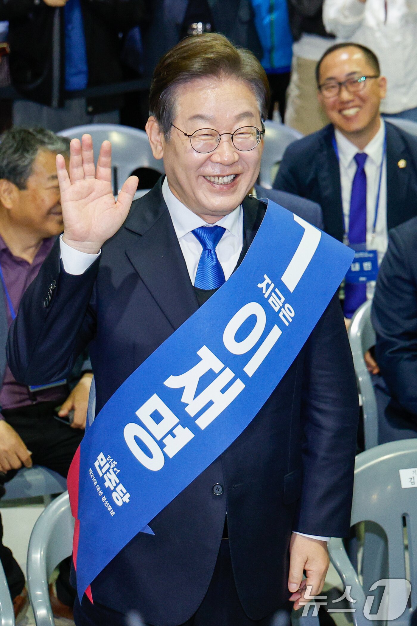 본문 이미지 - 이재명 더불어민주당 대선 경선 후보가 20일 오후 경남 울산전시컨벤션센터에서 열린 영남권 합동연설회에서 대의원·권리당원의 온라인·ARS 투표 결과 투표수 7만 3255표 중 6만 6526표(득표율 90.81%)로 1위를 차지, 인사하고 있다. 2025.4.20/뉴스1 ⓒ News1 안은나 기자