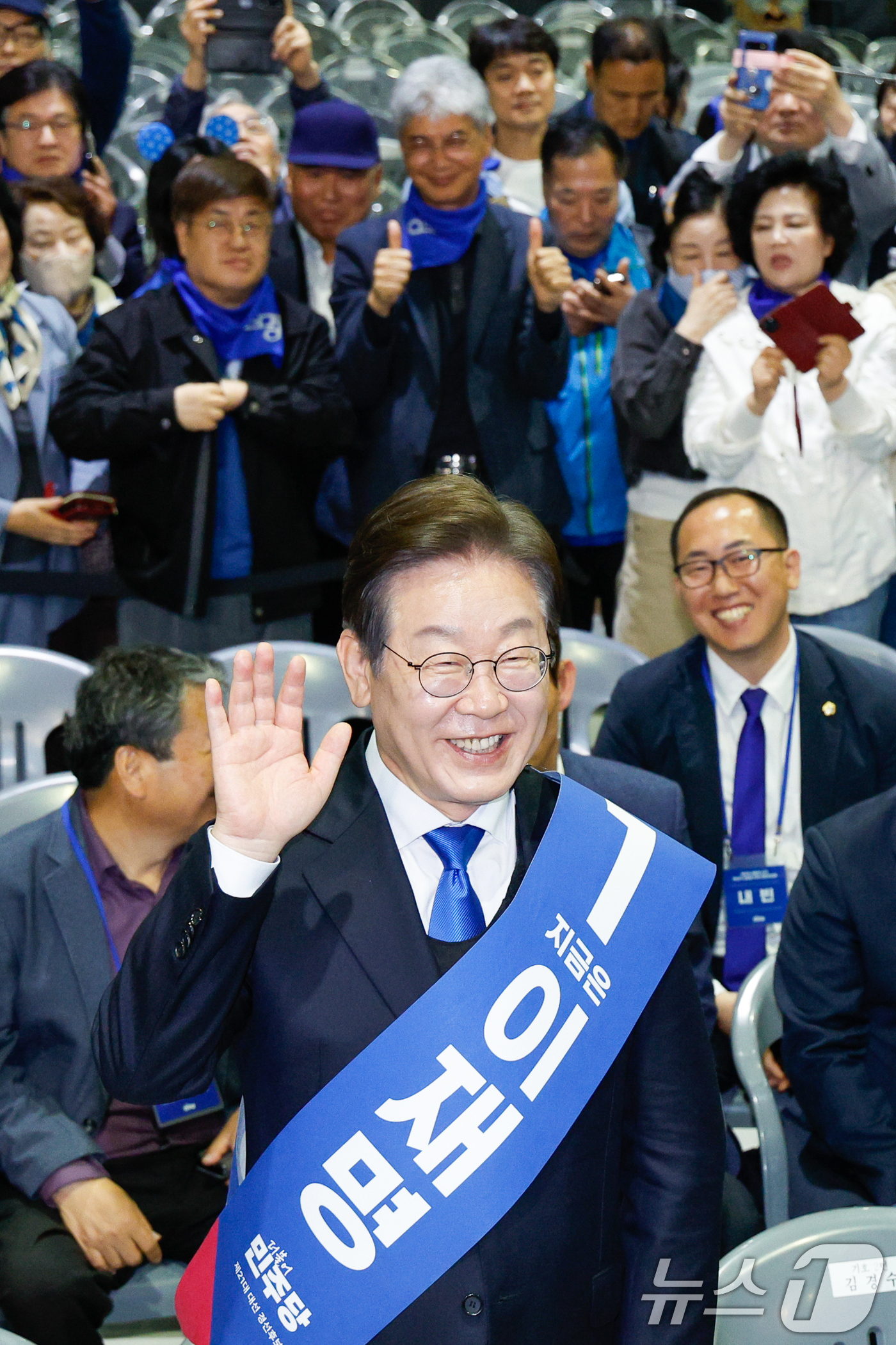 (울산=뉴스1) 안은나 기자 = 이재명 더불어민주당 대선 경선 후보가 20일 오후 경남 울산전시컨벤션센터에서 열린 영남권 합동연설회에서 대의원·권리당원의 온라인·ARS 투표 결과 …