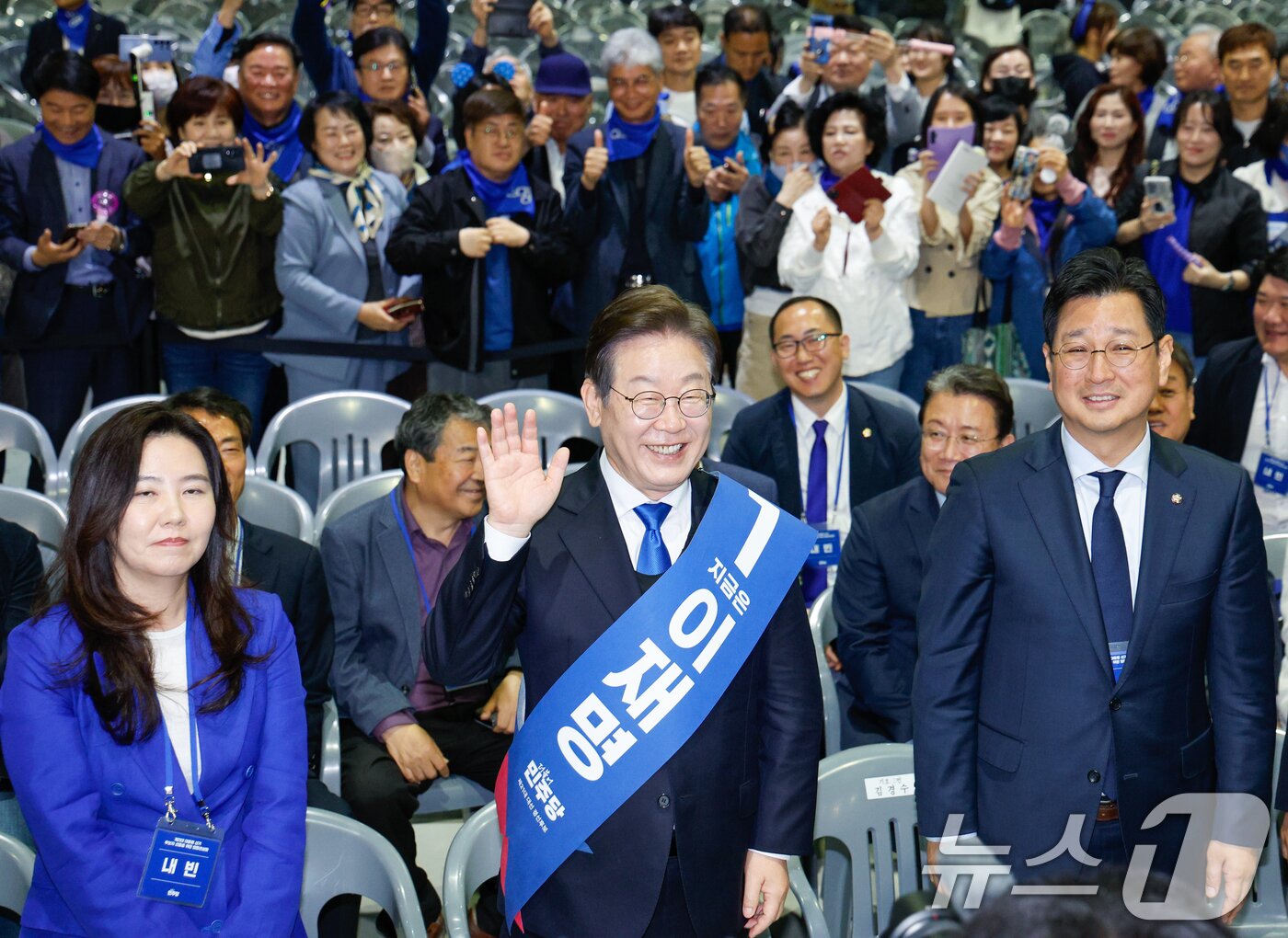 본문 이미지 - 이재명 더불어민주당 대선 경선 후보가 20일 오후 경남 울산전시컨벤션센터에서 열린 영남권 합동연설회에서 대의원·권리당원의 온라인·ARS 투표 결과 투표수 7만 3255표 중 6만 6526표(득표율 90.81%)로 1위를 차지, 인사하고 있다. 2025.4.20/뉴스1 ⓒ News1 안은나 기자