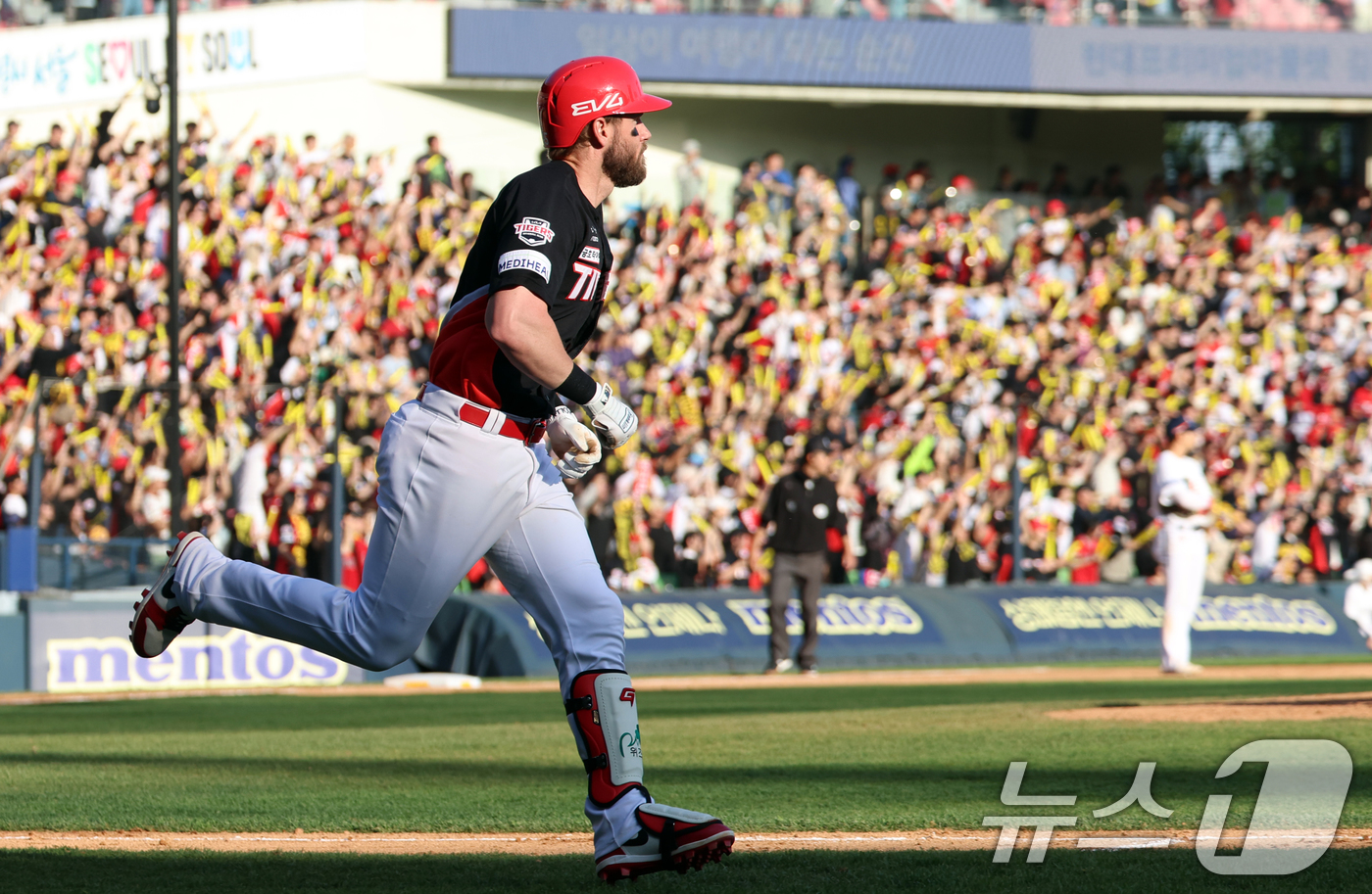 (서울=뉴스1) 김명섭 기자 = 20일 오후 서울 송파구 잠실야구장에서 열린 '2025 신한 SOL뱅크 KBO 리그' 기아 타이거즈와 두산 베어스의 경기에서 9회초 기아 공격 1사 …